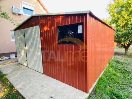 Plechová garáž 5×5×2,5 - tehlovo červená RAL 8004 Lesk, sedlová strecha, dvojkrídlová brána, okno PVC