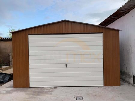 Plechová garáž 4×6×2,5 - zlatý dub (imitácia dreva), sedlová strecha, výklopná brána biela RAL 9010