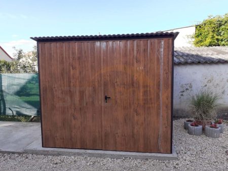 Záhradný domček 2,5×2×2,10 – orech (imitácia dreva), spád od dverí dozadu, dvojkrídlové dvere