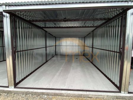 Plechová garáž 9×6×2,2 - spád od brány dozadu, 3x výklopná brána