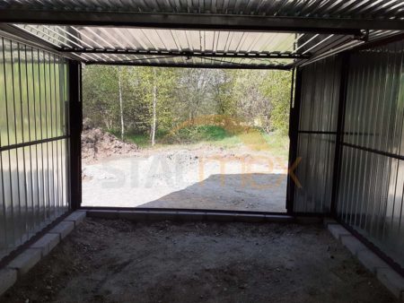 Plechová garáž 3,5×6×2,18 - spád od brány dozadu, výklopná brána