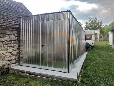 Plechová garáž 3×6×2,1 - spád od brány dozadu, dvojkrídlová brána, okno PVC