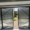Plechová garáž 3×5×2,10 – spád od brány dozadu, dvojkrídlová brána, okno PVC - Image 5
