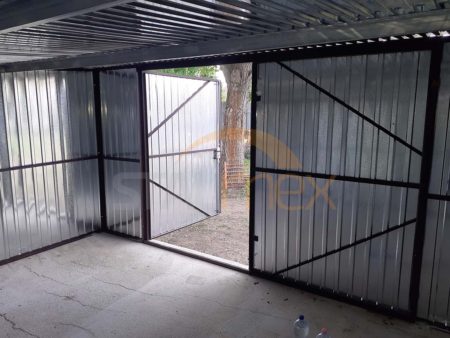 Plechová garáž 5×3×2,1 – spád od brány dozadu, dvojkrídlová brána