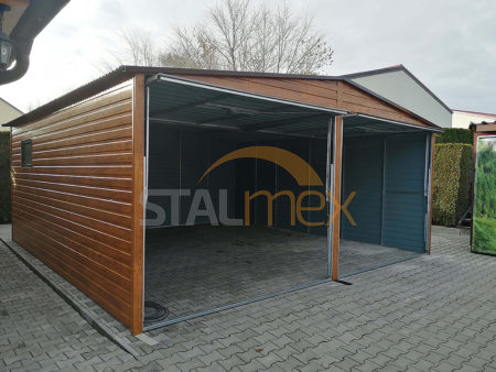 Plechová garáž 6×5×2,5 - zlatý dub (imitácia dreva), sedlová strecha, výklopná brána, okno PVC