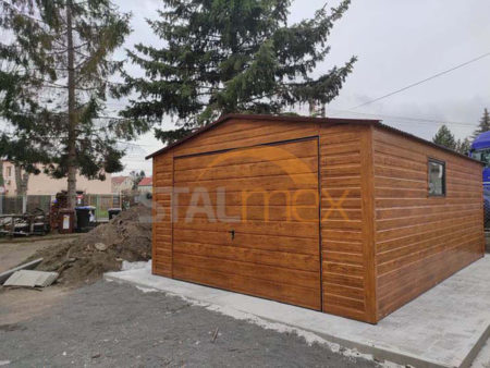 Plechová garáž 4×6×2,5 - zlatý dub (imitácia dreva), sedlová strecha, výklopná brána, okno PVC
