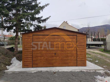 Plechová garáž 4×6×2,5 - zlatý dub (imitácia dreva), sedlová strecha, výklopná brána, okno PVC