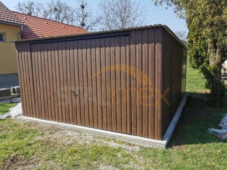 Plechová garáž 4×5×2,1 - orech (imitácia dreva), spád strechy od brány dozadu, výklopná brána, dvere