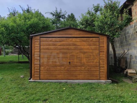 Plechová garáž 3,5×6×2,5 - zlatý dub (imitácia dreva), sedlová strecha, výklopná brána, okno PVC, dvere
