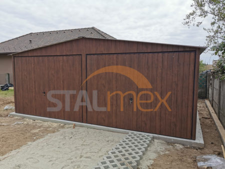 Plechová garáž 6×6×2,5 - orech (imitácia dreva), sedlová strecha, výklopná brána