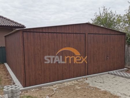 Plechová garáž 6×6×2,5 - orech (imitácia dreva), sedlová strecha, výklopná brána