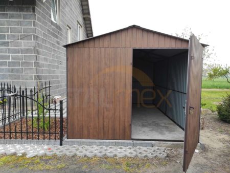 Plechová garáž  3×5×2,5 - orech (imitácia dreva), sedlová strecha, dvojkrídlové dvere