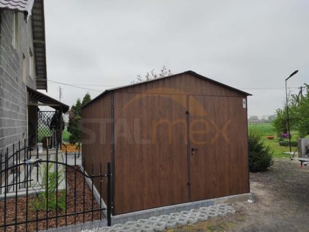 Plechová garáž  3×5×2,5 - orech (imitácia dreva), sedlová strecha, dvojkrídlové dvere