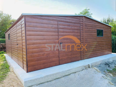 Plechová garáž / Sklad 6,5×7×2,6 – zlatý dub (imitácia dreva), sedlová strecha, dvojkrídlové dvere, 2x okno PVC, dvere