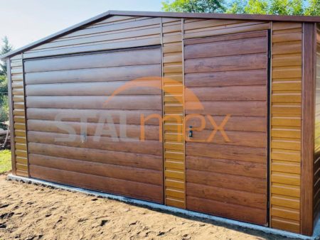 Plechová garáž 5×5×2,50 - orech/zlatý dub (imitácia dreva), sedlová strecha, výklopná brána, dvere
