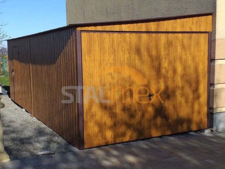 Plechová garáž 3×7×2,4 - zlatý dub (imitácia dreva), spád vľavo, výklopná brána, dvere