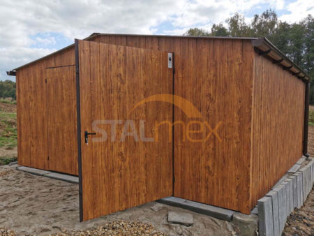 Plechová garáž 5×5×2,5 - zlatý dub (imitácia dreva), sedlová strecha, dvojkrídlové dvere