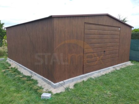 Plechová garáž 6×6×2,5 – orech (imitácia dreva), sedlová strecha, výklopná brána