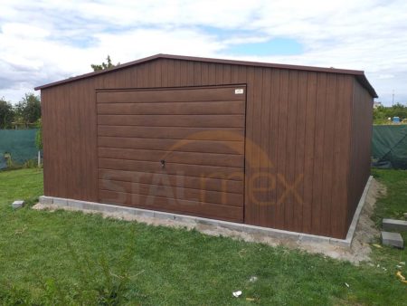 Plechová garáž 6×6×2,5 – orech (imitácia dreva), sedlová strecha, výklopná brána
