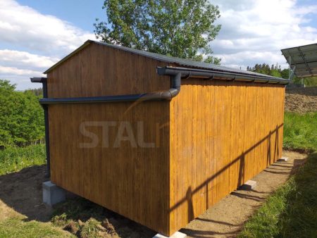 Plechová garáž 3×5×2,5 – zlatý dub (imitácia dreva), sedlová strecha, výklopná brána