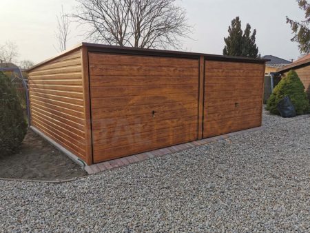 Plechová garáž  6×5×2,1 – zlatý dub (imitácia dreva), spád od brány dozadu, výklopná brána