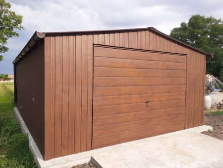 Plechová garáž 5x6x2,5 - orech (imitácia dreva), sedlová strecha, výklopná brána, 2x okno PVC