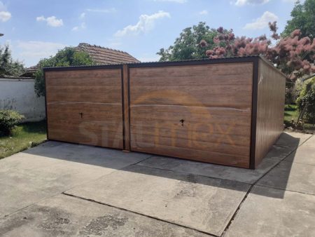 Plechová garáž 6×5×2,1 – zlatý dub (imitácia dreva), spád od brány dozadu, výklopná brána