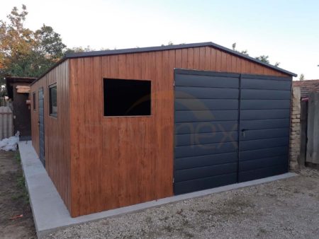 Plechová garáž 4,5×7×2,5 - zlatý dub (imitácia dreva)/antracitová šedá RAL 7016 MAT, sedlová strecha, dvojkrídlová brána, 3x okno PVC, dvere