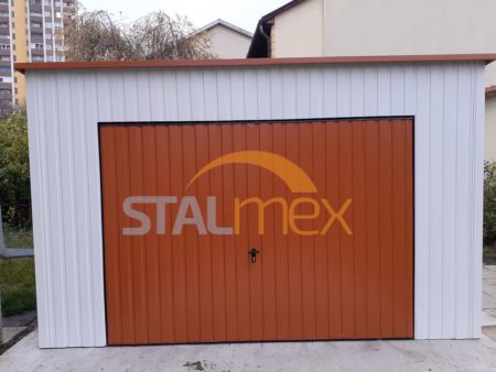 Plechová garáž 4×7×2,6 - biela RAL 9010 Lesk, spád od brány dozadu, výklopná brána, okno PVC, dvere