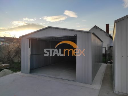 Plechová garáž 4×6×2,5 - svetlošedá RAL 9006 Lesk, sedlová strecha, výklopná brána