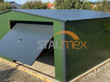 Plechová garáž 5×5×2,5 - chromová zelená BTX 6020 MAT, sedlová strecha, výklopná brána, okno PVC, dvere