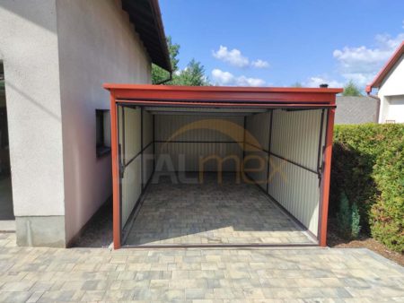 Plechová garáž 3×6×2,18 - tehlovo červená BTX 8004 MAT, spád od brány dozadu, výklopná brána