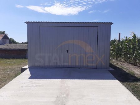 Plechová garáž 4×6×2,18 - svetlosivá RAL 9006 Lesk, spád od brány dozadu, výklopná brána