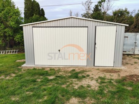 Plechová garáž 5×5×2,5 - svetlosivá - RAL 9006 Lesk, sedlová strecha, výklopná brána, okno PVC, dvere