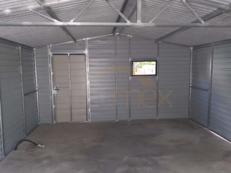 Plechová garáž 4,5×6×2,5 - biela RAL 9010 Lesk, sedlová strecha, dvojkrídlová brána, 2x okno PVC, dvere