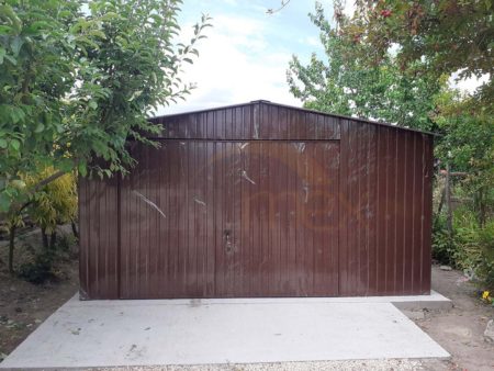 Plechová garáž 5×5×2,5 - tmavohnedá RAL 8017 Lesk, sedlová strecha, výklopná brána