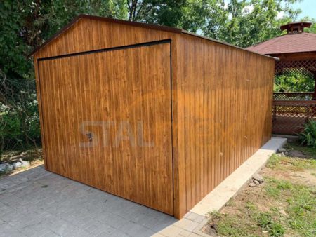 Plechová garáž 3×5×2,5 - zlatý dub (imitácia dreva), sedlová strecha, výklopná brána