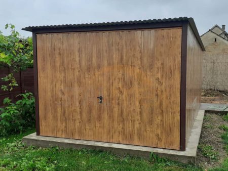 Plechová garáž 3×5×2,1 – zlatý dub (imitácia dreva), spád od brány dozadu, výklopná brána