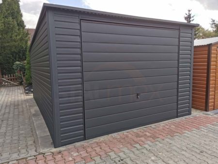 Plechová garáž 4×6×2,38 - antracitová šedá BTX 7016 MAT, spád od brány dozadu, výklopná brána, dvere