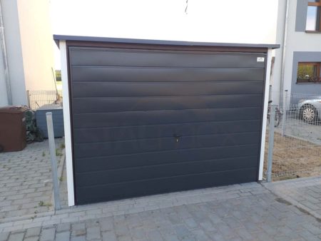 Plechová garáž 3×5×2,1 - biely RAL 9010 Lesk, spád od brány dozadu, výklopná brána