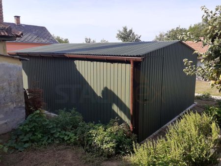 Plechová garáž 4,5×5×2,5 - chromová zelená BTX 6020 MAT, sedlová strecha, dvojkrídlová brána, dvere