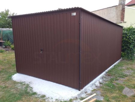 Plechová garáž 3×5×2,10 – tmavohnedá BTX 8017 MAT, spád od brány dozadu, dvojkrídlová brána