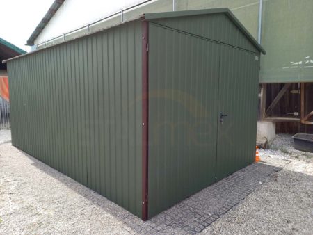Plechová garáž 3×5×2,5 - tmavozelená BTX 6020 MAT, sedlová strecha, dvojkrídlová brána
