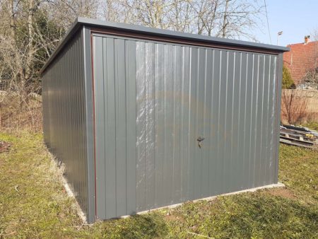 Plechová garáž 3×5×2,1 – antracitová šedá BTX 7016 MAT, spád od brány dozadu, výklopná brána
