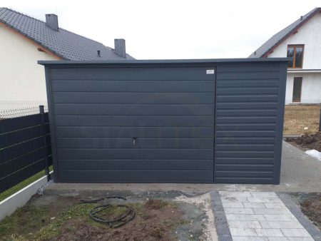 Plechová garáž 4×5×2,1 - antracitová šedá BTX 7016 MAT, spád od brány dozadu, výklopná brána, dvere