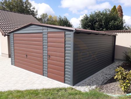 Plechová garáž 5×5×2,5 - antracitová šedá BTX 7016 MAT, sedlová strecha, výklopná brána, dvere