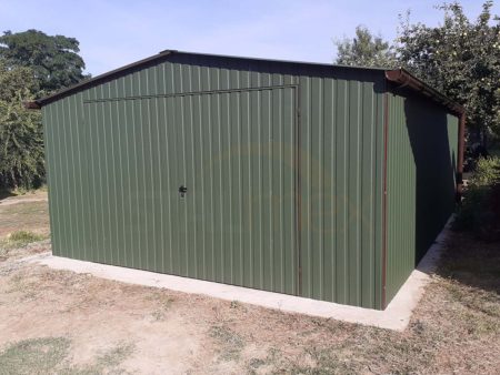 Plechová garáž 4,5×5×2,5 - chromová zelená BTX 6020 MAT, sedlová strecha, dvojkrídlová brána, dvere