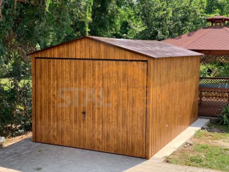 Plechová garáž 3×5×2,5 - zlatý dub (imitácia dreva), sedlová strecha, výklopná brána