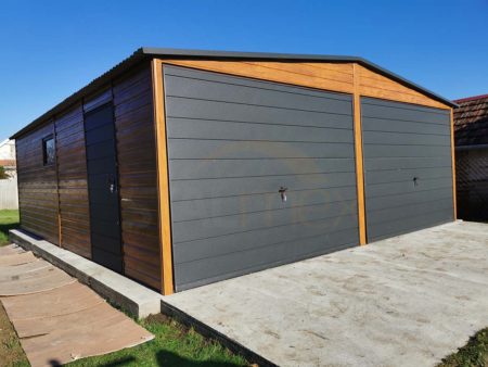 Plechová garáž 6×5×2,5 - zlatý dub (imitácia dreva)/antracitová šedá RAL 7016 MAT, sedlová strecha, výklopná brána, dvere