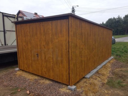 Plechová garáž 3×5×2,1 - zlatý dub (imitácia dreva), spád strechy od brány dozadu, výklopná brána
